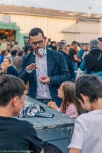 Escape game à Chartres avec équipe résolvant des énigmes en salle immersive