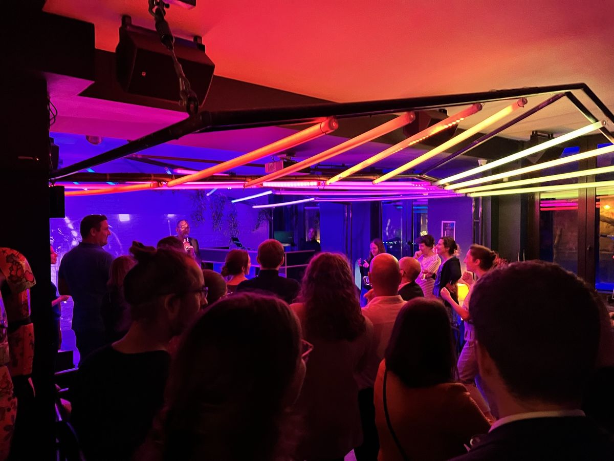 Escape game à Chartres avec équipe résolvant des énigmes en salle immersive 3