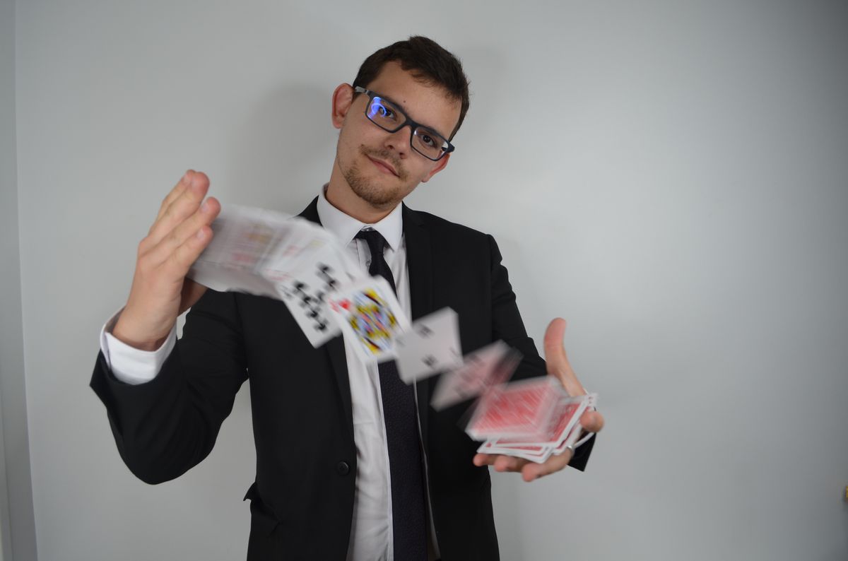 Gus illusionniste sur scène réalisant un tour de magie spectaculaire 3