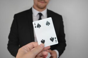 Hugo mentaliste sur scène lors d'un spectacle de mentalisme captivant