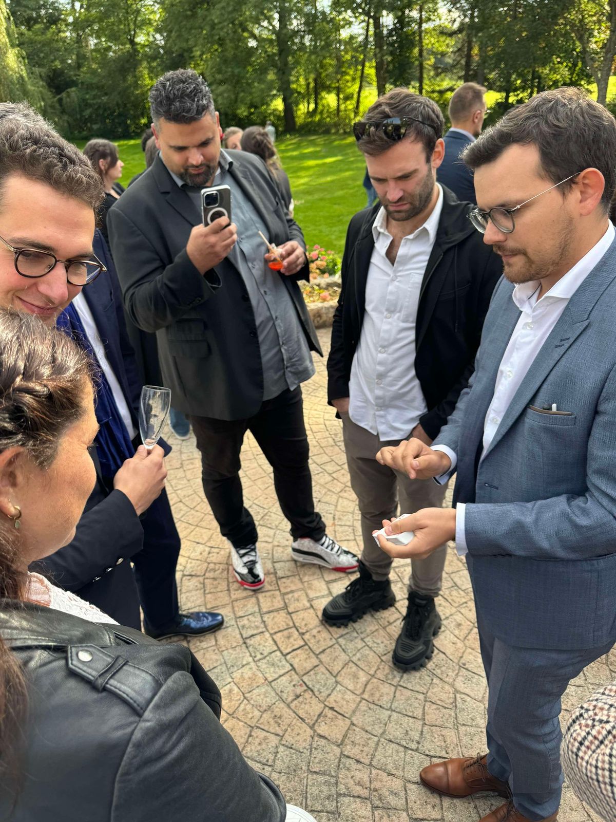 Magicien à domicile à Paris réalisant un tour de magie lors d’un événement privé 2