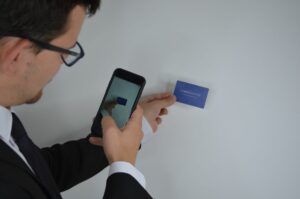 Magicien mentaliste à Paris animant un événement interactif et élégant