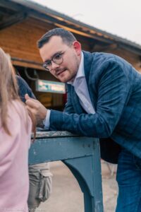 Magicien anniversaire à Paris réalisant un tour de magie pour enfants