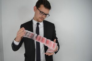 Magicien close-up à Paris réalisant un tour de magie de proximité lors d’un événement chic