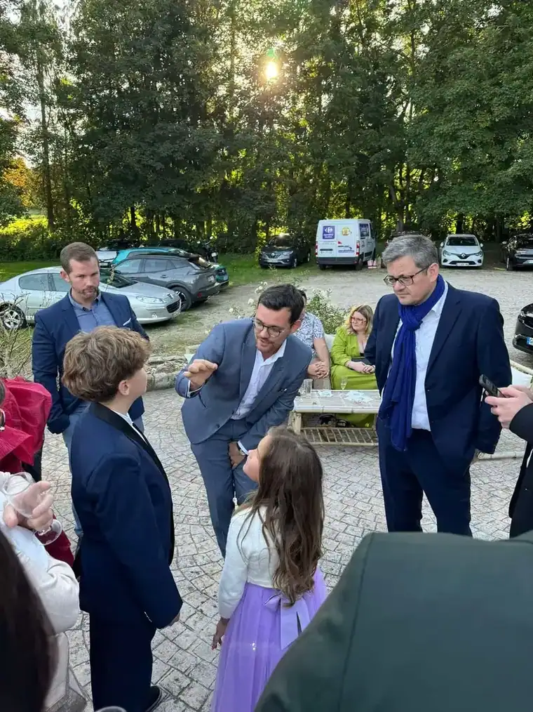 Magicien enfant à Paris animant un spectacle de magie pour anniversaire d’enfant
