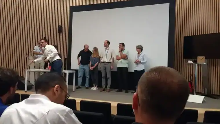 Magicien mentaliste à Paris réalisant un numéro de mentalisme en spectacle 3