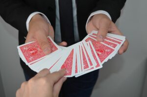 Magicien Paris spectacle sur scène lors d’un show élégant et interactif