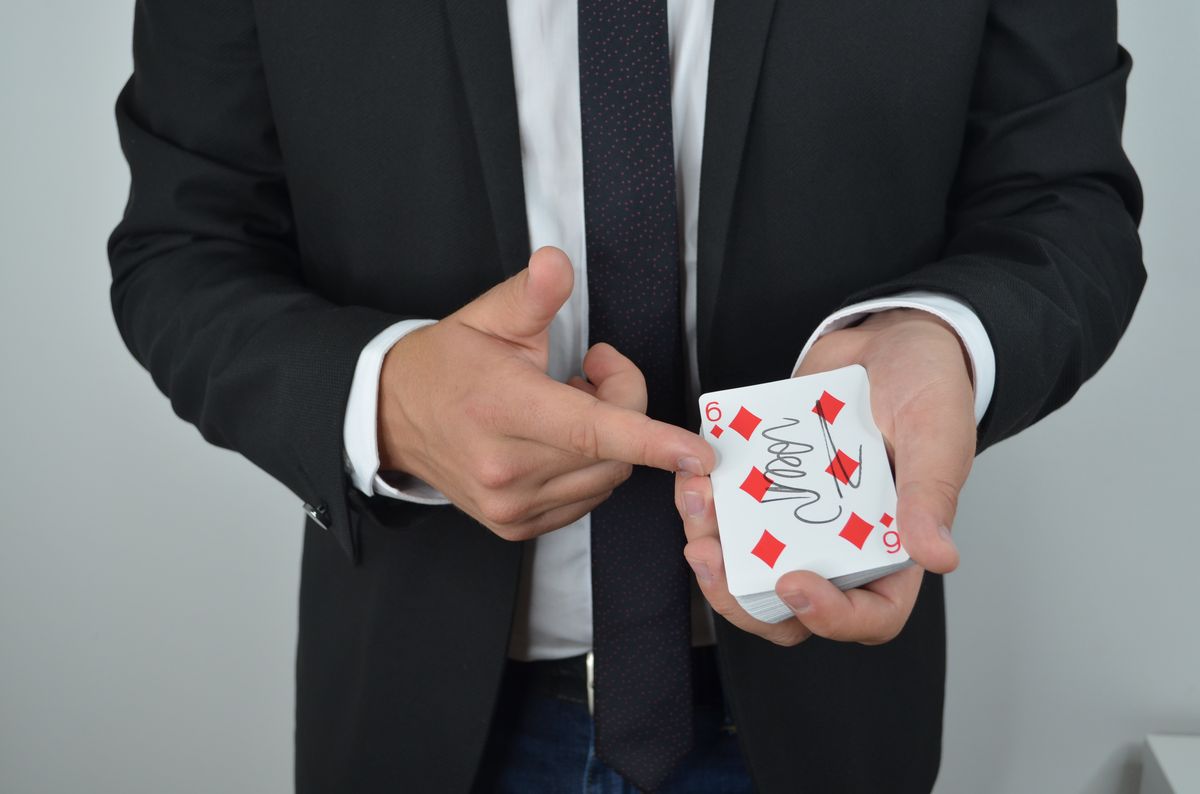 Magicien à Paris réalisant un spectacle de magie pour événement privé ou entreprise 3