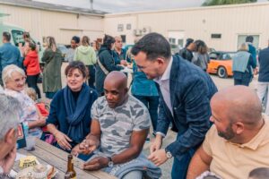 Magicien en costume dans les Yvelines réalisant un tour de magie élégant