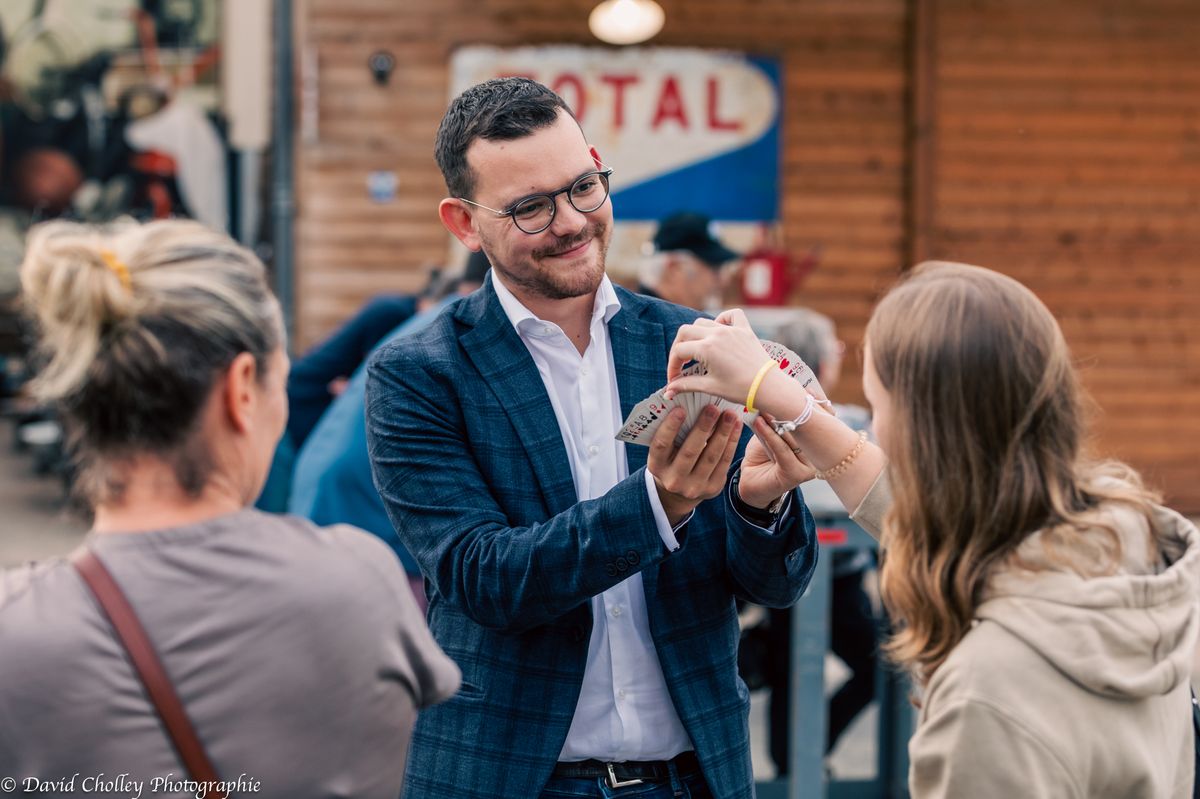 Spectacle illusionniste à Paris en 2026 avec magicien sur scène et illusions visuelles 2