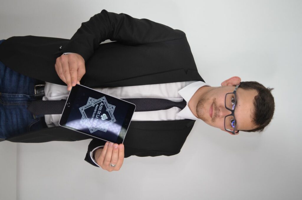 Spectacle magicien à Paris pour enfant avec tours de magie interactifs et sourires émerveillés