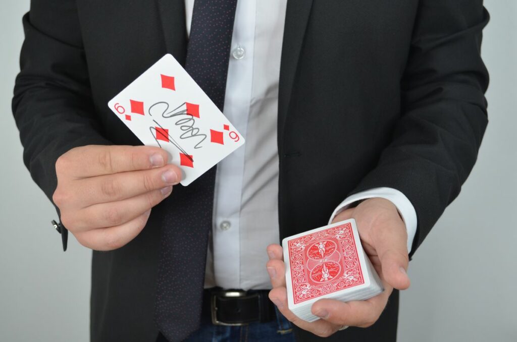 Spectacle de magie adulte à Paris lors d'une soirée élégante et interactive