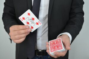Spectacle de magie adulte à Paris lors d'une soirée élégante et interactive