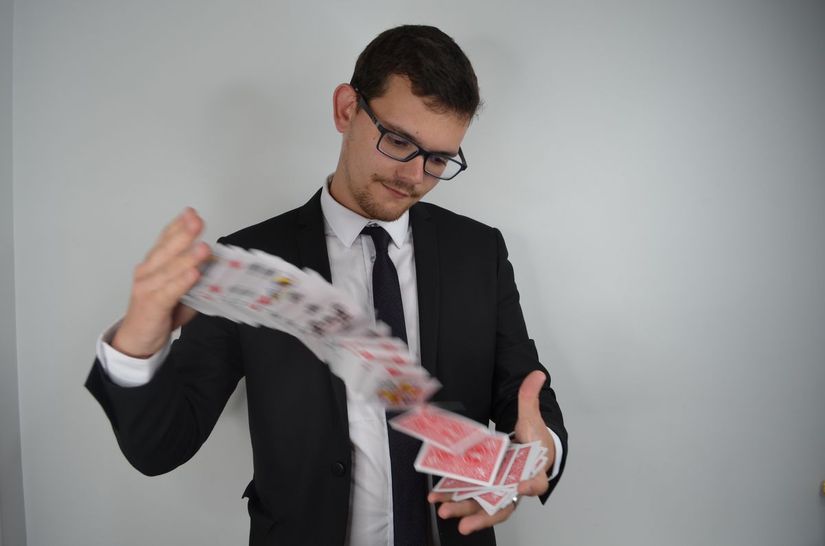 Spectacle de magie en Marne pour événement, scène et illusionniste en action