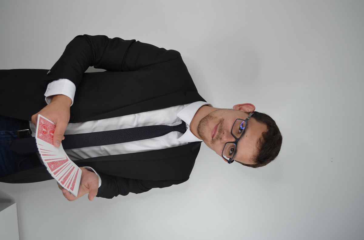 Spectacle de magie en Marne pour événement, scène et illusionniste en action 2