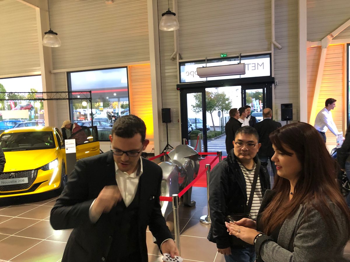 Activité de team building créatif à Paris en équipe autour d’un atelier artistique 2