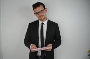 Magicien enfant à Nantes réalisant un tour de magie pour anniversaire d’enfant